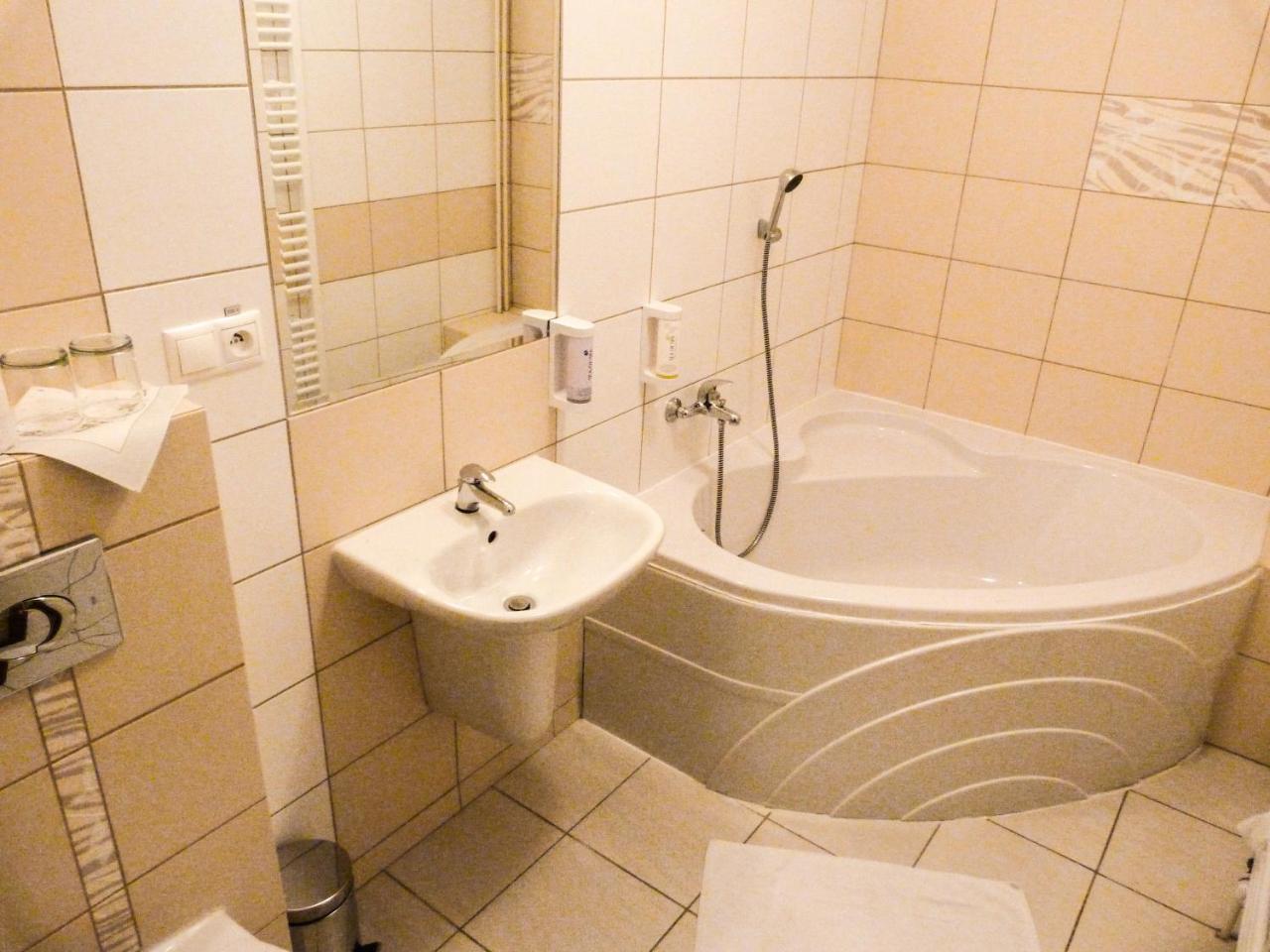 Elite Hotel Nova Dubnica Екстер'єр фото
