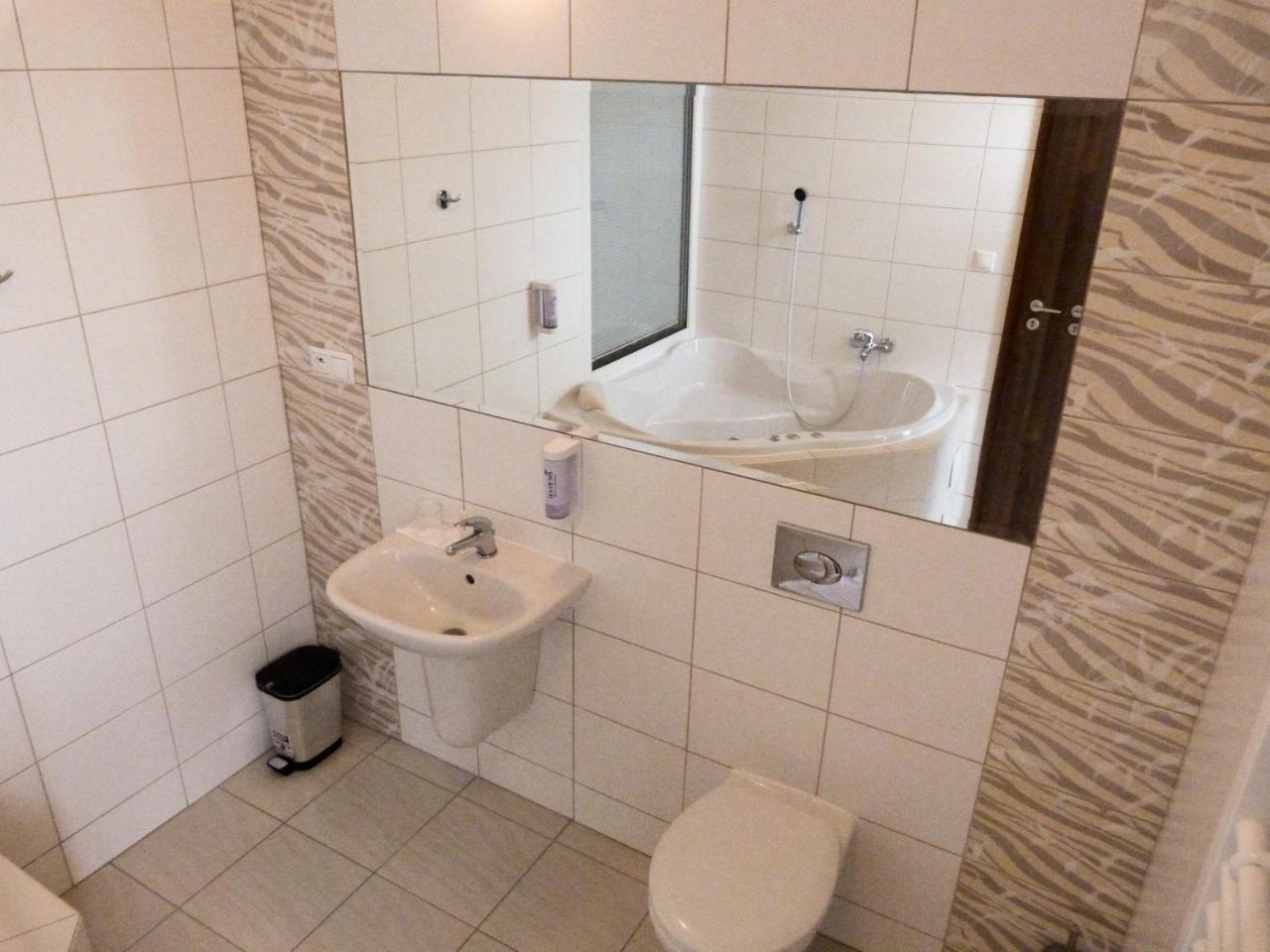 Elite Hotel Nova Dubnica Екстер'єр фото